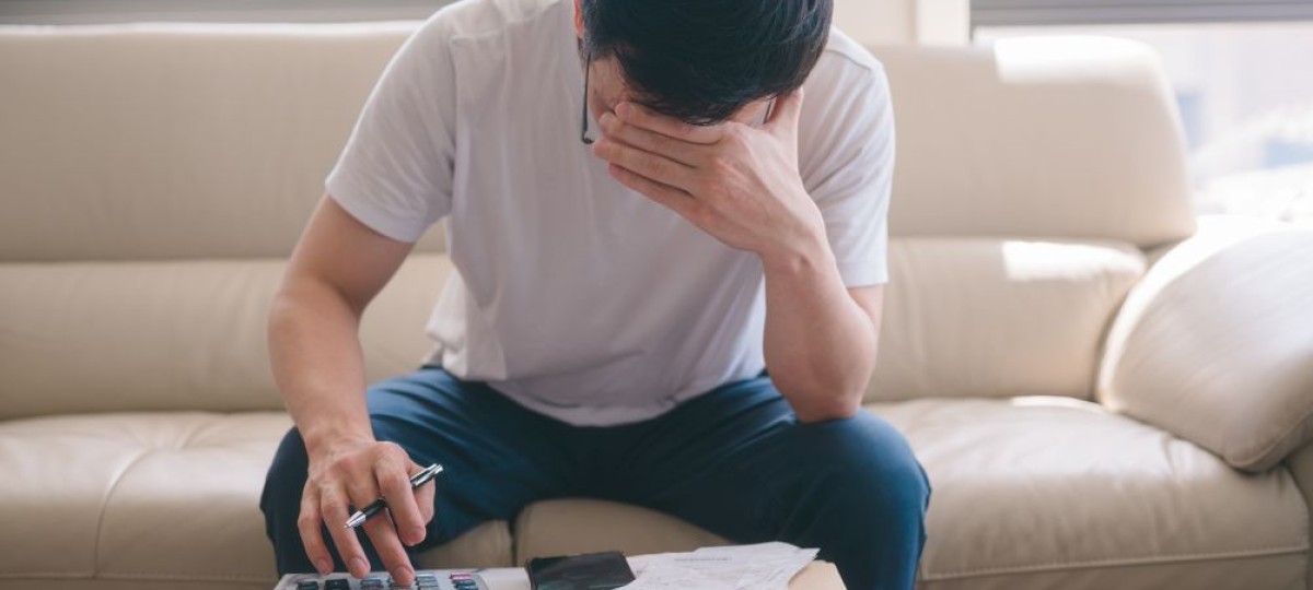 rac-impôts-solutions-mal-payer-personne-stressée