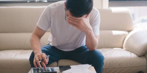 rac-impôts-solutions-mal-payer-personne-stressée