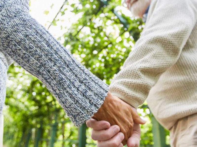 couple de retraités se tenant la main