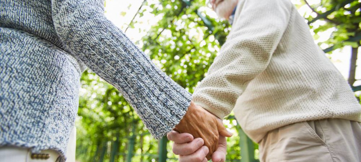 couple de retraités se tenant la main