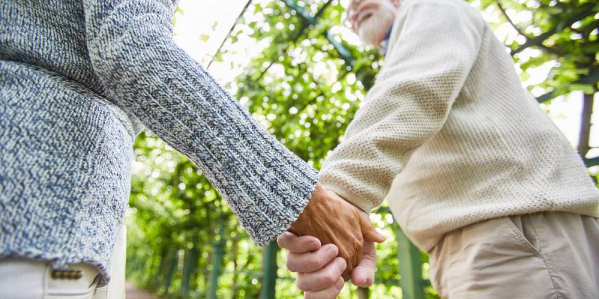 couple de retraités se tenant la main