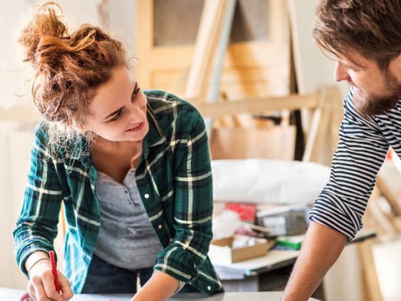 Couple faisant des travaux dans leur maison