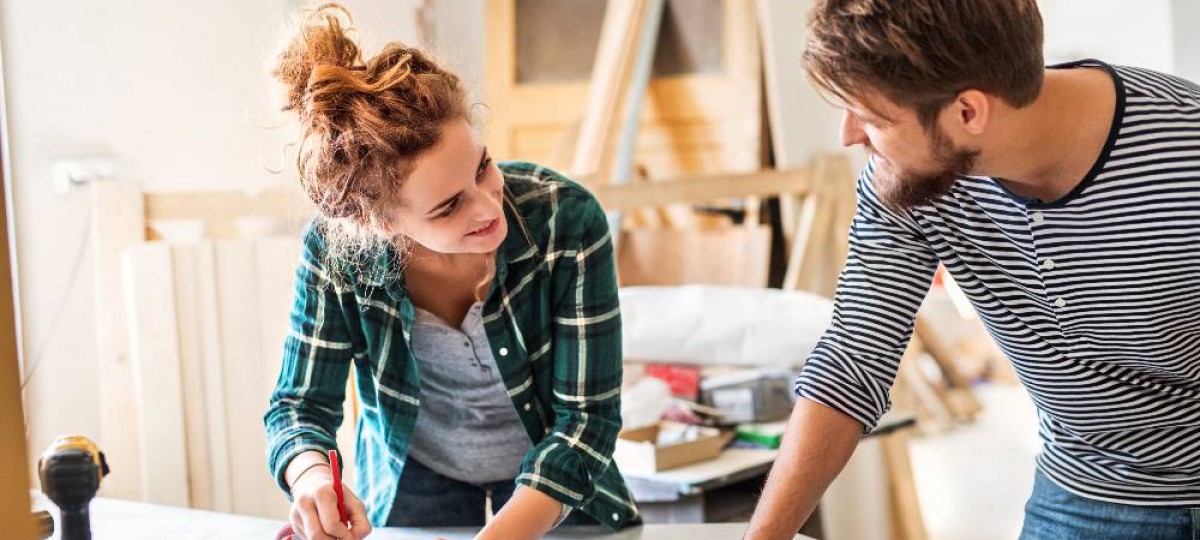 Couple faisant des travaux dans leur maison