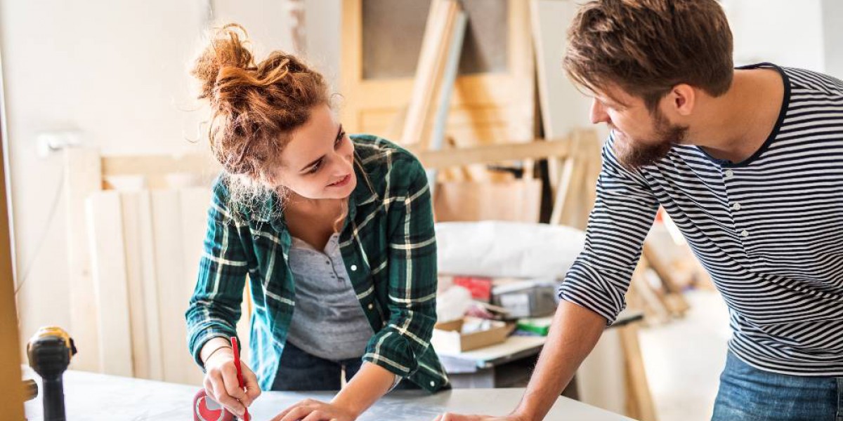 Couple faisant des travaux dans leur maison