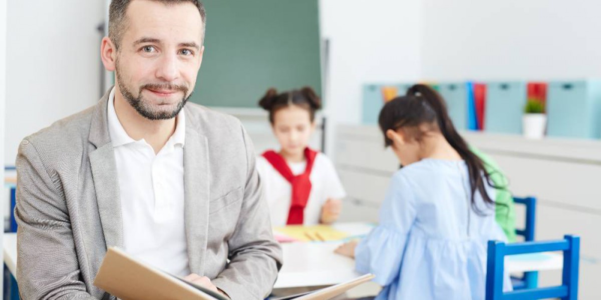 Enseignant tenant un livre devant sa classe