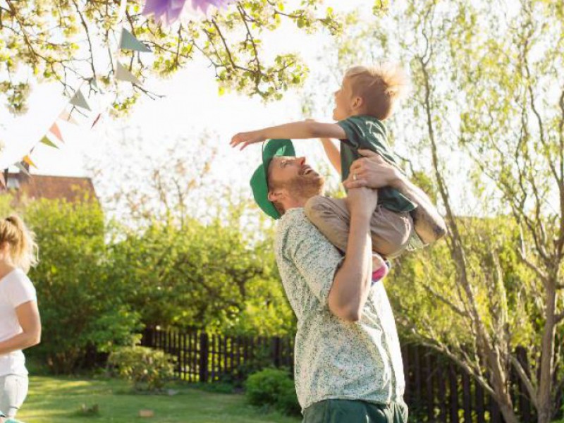 famille heureuse dans le jardin, pap joue avec le petit