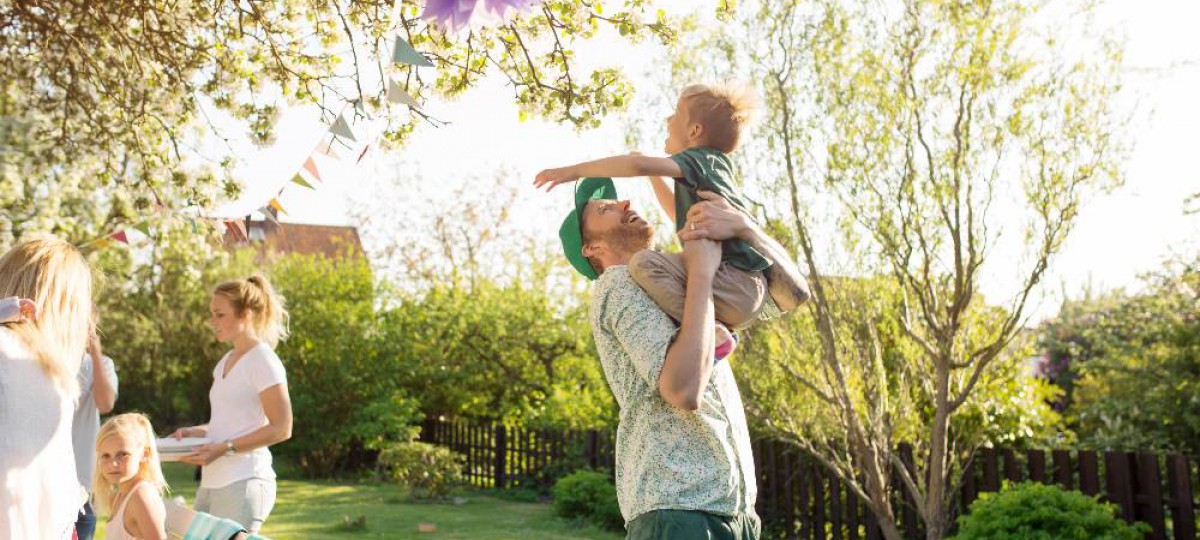 famille heureuse dans le jardin, pap joue avec le petit