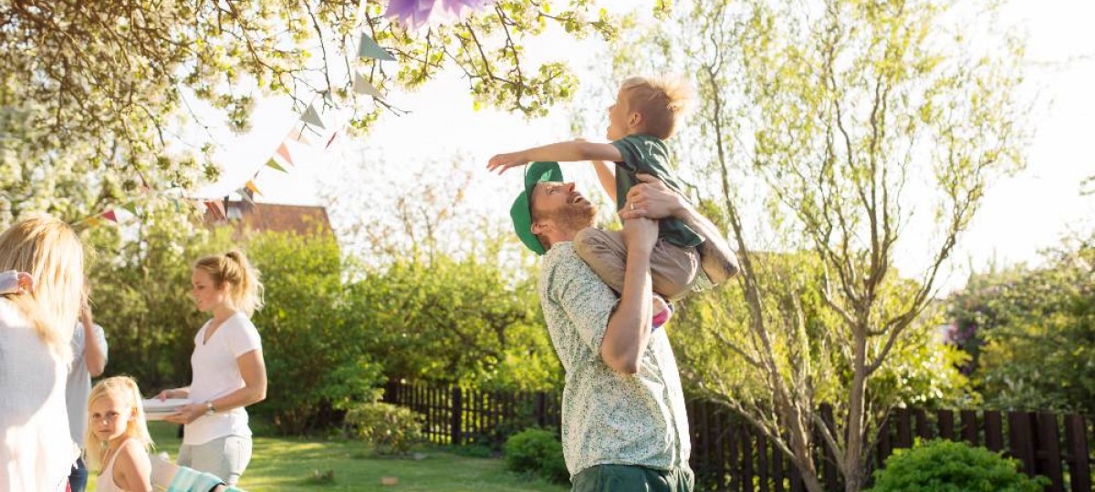 famille heureuse dans le jardin, pap joue avec le petit