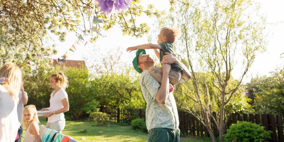 famille heureuse dans le jardin, pap joue avec le petit